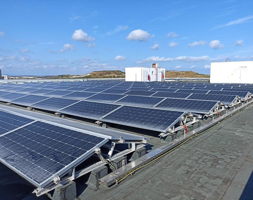 Parc fotovoltaique FV sur toit avec system de supervision