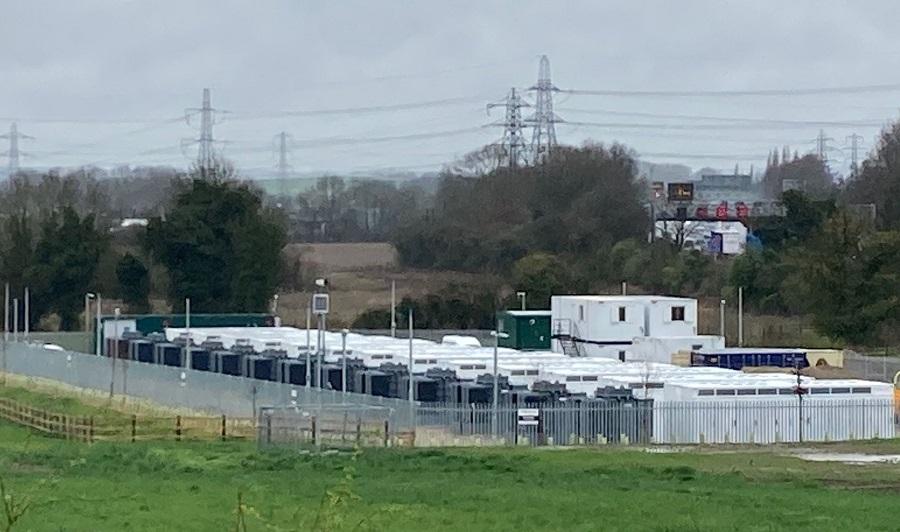 eHouse dans la centrale de Chapel Farm de 49,5 MW/99 MWh près de Luton, connectée au système de stockage d'énergie Tesla (BESS).