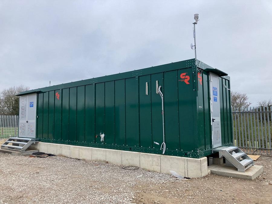 eHouse dans la centrale de Chapel Farm de 49,5 MW/99 MWh près de Luton, connectée au système de stockage d'énergie Tesla (BESS).