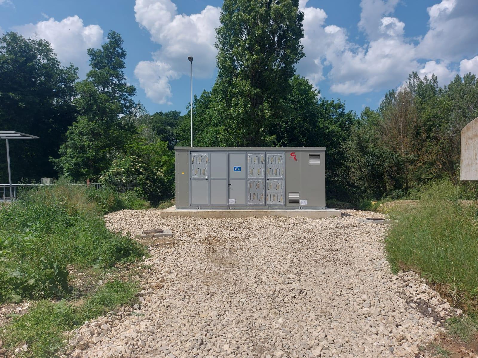 cabina de transformación, conectada a un sistema fotovoltaico, para suministro eléctrico.