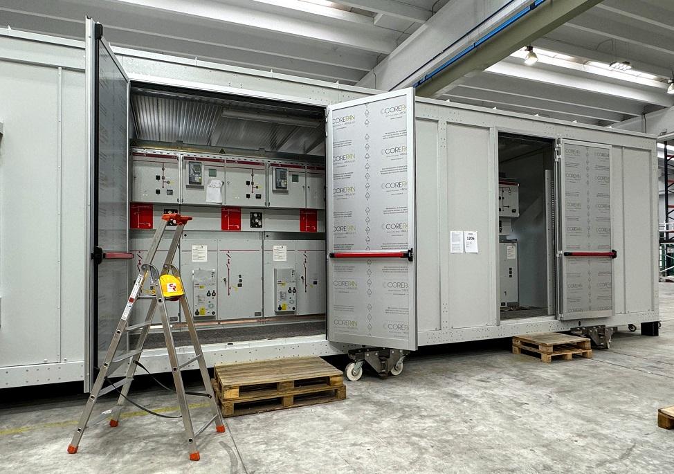 cabina STC-Box, che include quadri elettrici di media tensione (MT) isolati in aria ATR 36kV 2000A 20kA, pannelli di bassa tensione (BT) Euro-SDS, sistema HVAC, ed equipaggiamento ausiliare.