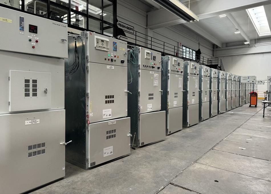 N. 24 paneles AIS MT Normal Clad 13.8kV 2500A 25kA equipados con nuestro sistema PR.E.SE. (PRedictive Electrical SEnsors) inalámbrico y sin batería, transformadores de potencia 110kV/34,5kV 28/40MVA con ONAN/ONAF, panel de protección de transformadores de potencia y sistema SCADA personalizado.