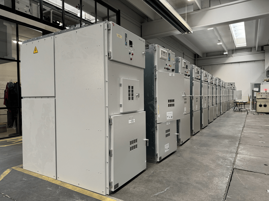 N. 24 paneles AIS MT Normal Clad 13.8kV 2500A 25kA equipados con nuestro sistema PR.E.SE. (PRedictive Electrical SEnsors) inalámbrico y sin batería, transformadores de potencia 110kV/34,5kV 28/40MVA con ONAN/ONAF, panel de protección de transformadores de potencia y sistema SCADA personalizado.